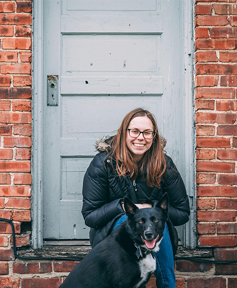 femme chien maison brique