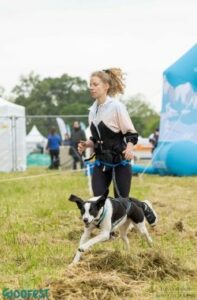 femme qui coure avec son chien woofest Lyon 2023 chiens de justice